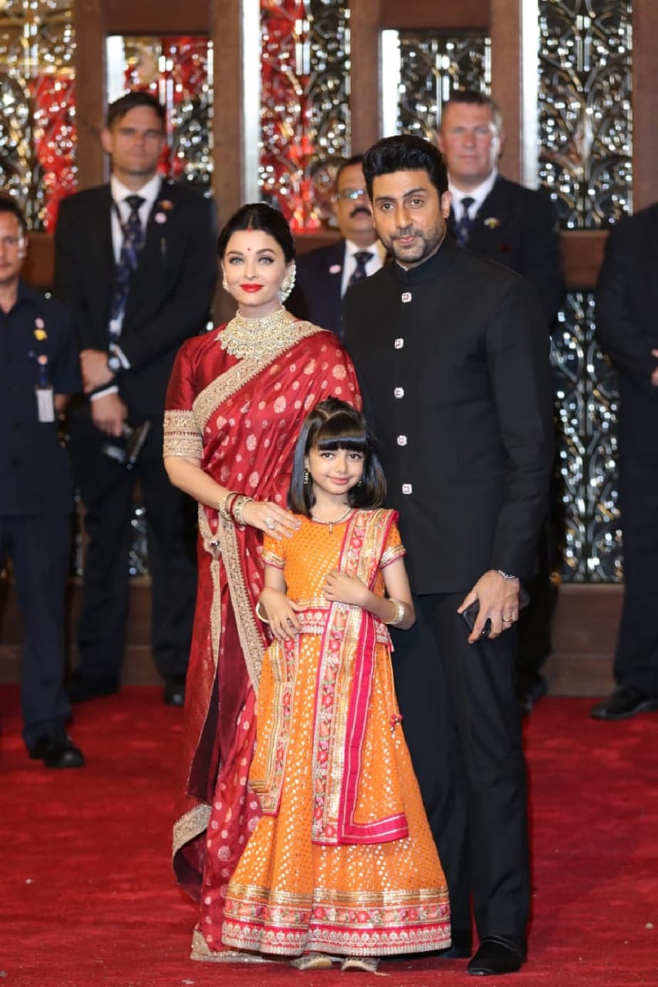 আম্বানি পরিবারের সঙ্গে বচ্চনদের সদ্ভাবের কথা সকলেরই জানা ৷ অনুষ্ঠানের দিন অনেক আগেই এসেছিলেন অমিতাভ-জয়া ৷ তারপর এলেন অভিষেক-ঐশ্বর্য ৷ সঙ্গে মেয়ে আরাধ্যা ৷ Photo Courtesy : Sachin Gokhale, News18 আম্বানি পরিবারের সঙ্গে বচ্চনদের সদ্ভাবের কথা সকলেরই জানা ৷ অনুষ্ঠানের দিন অনেক আগেই এসেছিলেন অমিতাভ-জয়া ৷ তারপর এলেন অভিষেক-ঐশ্বর্য ৷ সঙ্গে মেয়ে আরাধ্যা ৷ Photo Courtesy : Sachin Gokhale, News18