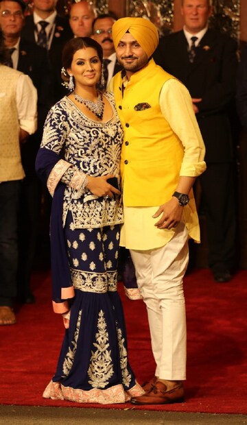হাজির ছিলেন সস্ত্রীক হরভজন সিং ৷ হালকা হলুদ ও গাঢ় হলুদের কম্বিনেশনে সেজেছিলেন ভাজ্জি ৷ Sachin Gokhale/News18