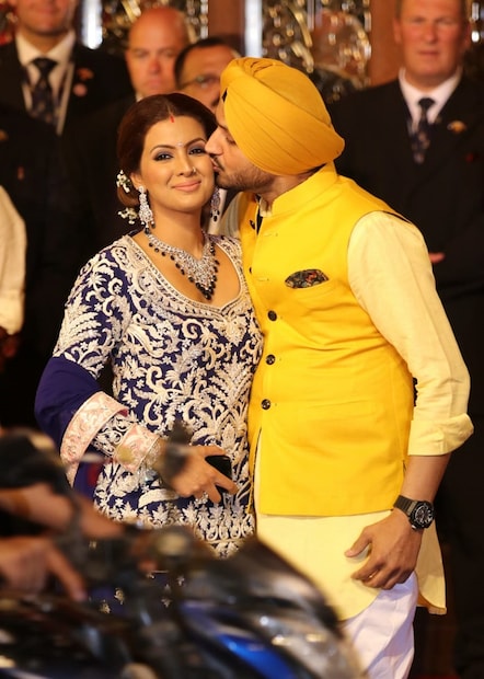 তবে ইশার বিয়েতে আগুন ধরিয়ে দিলেন যখন প্রকাশ্যে স্ত্রী-র গালে চুমু খেলেন ভাজ্জি ৷ একেবারে যেন বলিউডি ছবির দৃশ্য চোখের সামনে চলে এল ৷ Sachin Gokhale/News18