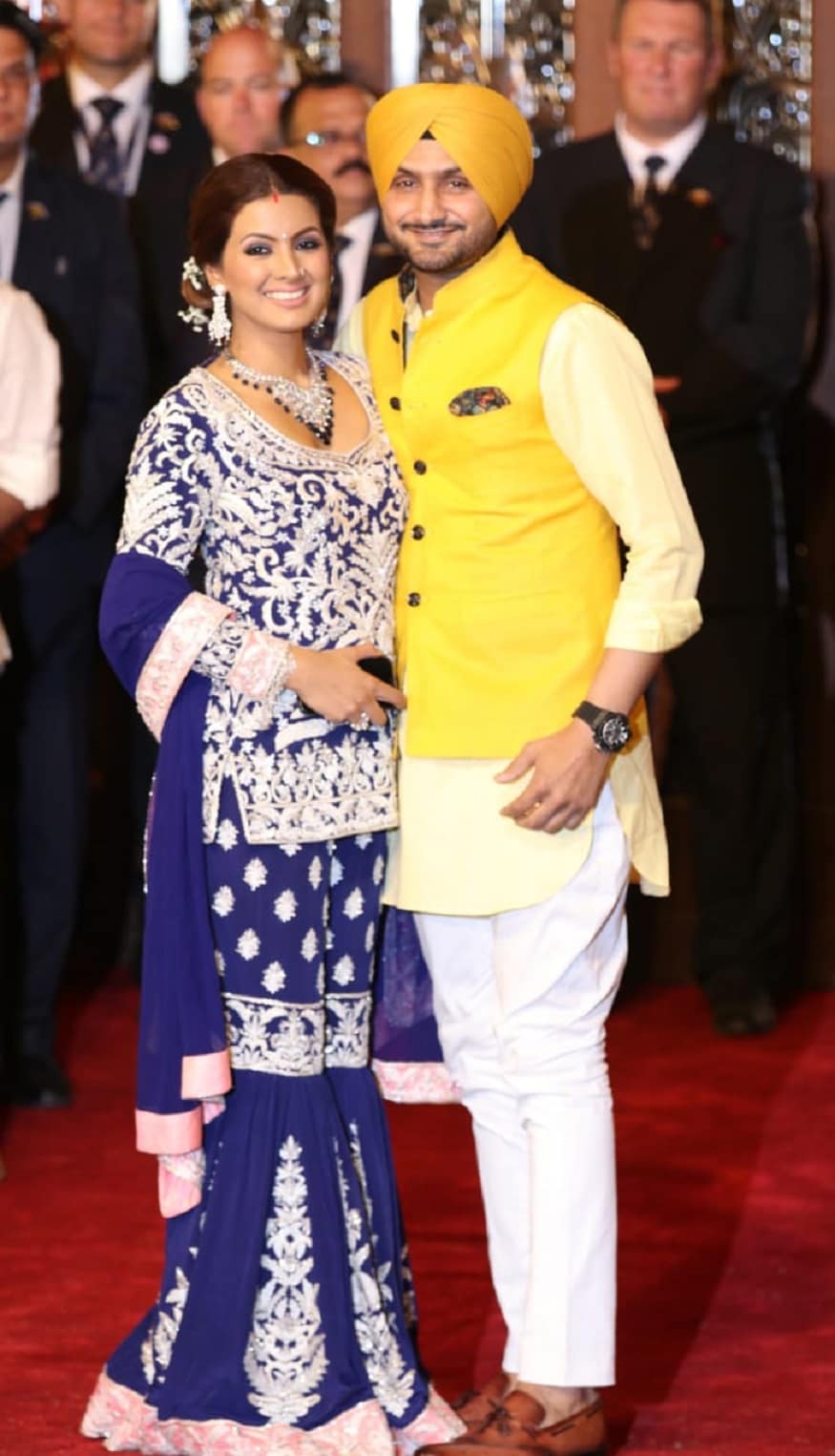হরভজন এলেন স্ত্রী গীতা বসরাকে নিয়ে ৷ খেলোয়াড় হোক বা ফিল্মস্টার, জুটিতে যারা এলেন ইশার বিয়েতে, সকলেই তাক লাগালেন ৷ কিন্তু বাড়তি মাইলেজ পেলেন হরভজন ৷ Photo Courtesy : Sachin Gokhale, News18 হরভজন এলেন স্ত্রী গীতা বসরাকে নিয়ে ৷ খেলোয়াড় হোক বা ফিল্মস্টার, জুটিতে যারা এলেন ইশার বিয়েতে, সকলেই তাক লাগালেন ৷ কিন্তু বাড়তি মাইলেজ পেলেন হরভজন ৷ Photo Courtesy : Sachin Gokhale, News18