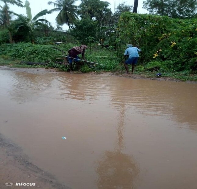 বৃষ্টির জমা জলে জলমগ্ন এলাকা ৷ জল সরানোর কাজে এলাকার মানুষ ৷