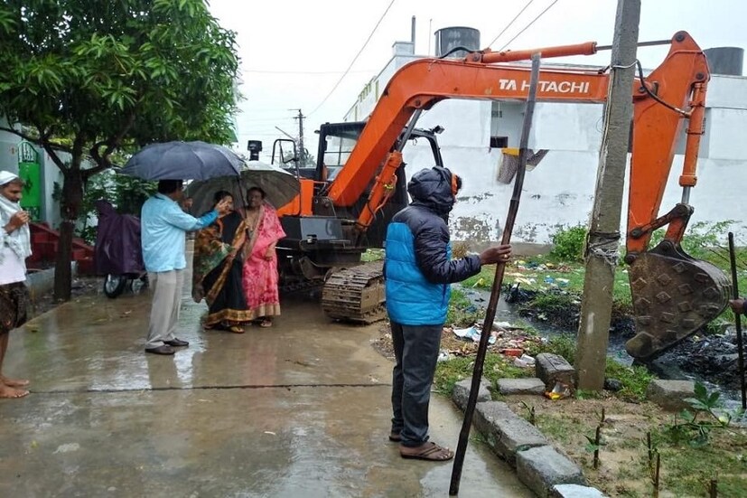 ফেতাইয়ের ফলে বিপর্যস্ত জনজীবন ৷ এলাকা পরিদর্শনে প্রশাসনের স্থানীয় কর্মীরা ৷