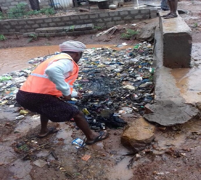 জঞ্জালে পরিপূর্ণ এলাকা ৷ বৃষ্টির জমা জল সরানোর তাগিদে পুরকর্মী ৷