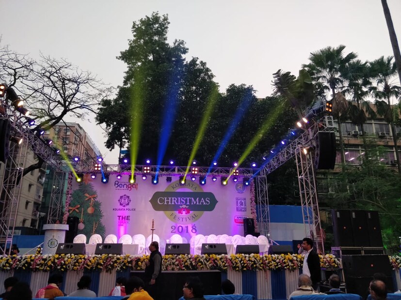 সন্ধ্যার পার্কস্ট্রিটে অনুষ্ঠানও চলছে বেশ৷ সকাল থেকেই মানুষের ঢল৷ সন্ধের পার্কস্ট্রিট তো আরও মায়াবী৷ আলোর রোশনাই, সাহেবি কেতার সে এক অদ্ভ‌ুত মিশেল৷ মন ভালো করা৷ শীত উদযাপনের রসদ৷ ছবিটি সৌজন্য: সৃজা ভট্টাচার্য
