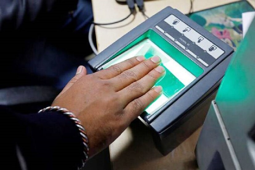 প্রাথমিক ভাবে UIDAI-এর প্রস্তাব ছিল, একটি শিশুর বয়স ১৮ হয়ে গেলেই, তাকে ৬ মাস সময় দেওয়া হবে, আধার থেকে সে নিজেকে তুলে নিতে চায় কিনা৷ চাইলে নিজেকে সরিয়ে নিতে পারে৷ কিন্ত‌ু আইন মন্ত্রক পরামর্শ দেয়, উইথড্র অপশন দেশের সব নাগরিকদের জন্য করা হোক৷