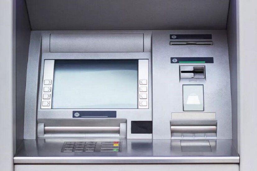 স্থানীয়দের বক্তব্য অনুযায়ী এই ATM-এ খুব কমই ভিড় হয় ৷ কিন্তু শুক্রবার হুড়মুড়িয়ে ঢুকতে থাকেন গ্রাহকরা ৷ ২.৩০-৩.৩০-র মধ্যে ভিড় হয় মারাত্মক ৷ জানা গিয়েছে ১০০ টাকার যে ক্যাসেট রয়েছে, অর্থাৎ যেই ATM থেকে ১০০ টাকা বেরোনোর কথা, সেই মেশিনে ভুল করে ঢুকিয়ে দেওয়া হয়েছিল ৫০০ টাকার নোট ৷ তাই এই অবস্থা ৷ তবে এই গাফিলতির খেশারত কে দেবে, তা জানা নেই ৷  Photo Collected