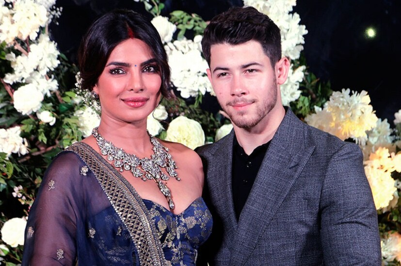 তবে পোশাকের থেকেই বেশি যা ছিল স্টার অফ দ্য ইভনিং তা ছিল প্রিয়াঙ্কার গলা ভরা হিরের নেকলেস৷