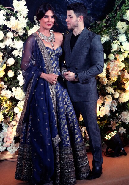 এইদিনের সন্ধেয় নিক প্রিয়াঙ্কা প্রেমে মজে ছিলেন৷ যা লুকোলেন না ক্যামেরার সামনেও৷ খোলামেলা পোজ দিলেন পাপারাৎজিদের৷