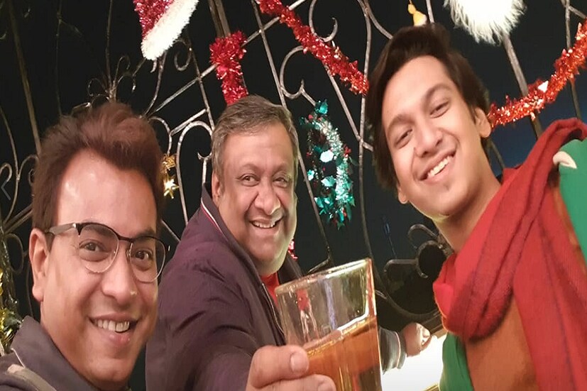 কৌশক গাঙ্গুলি তখন ফুল মুডে ৷ সঙ্গে ছিলেন তাঁর ছেলে উজানও ৷ সদ্য মুক্তি পেয়েছে তার ছবি রসগোল্লা ৷  Photo Courtesy: Facebook 