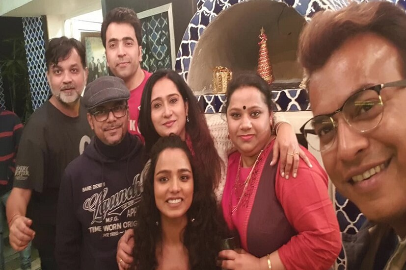 পার্টি তখন চলছে ফুল মুডে ৷ নতুন বছরকে স্বাগত জানাতে তৈরি হয়েছেন সকলেই ৷ Photo Courtesy: Facebook