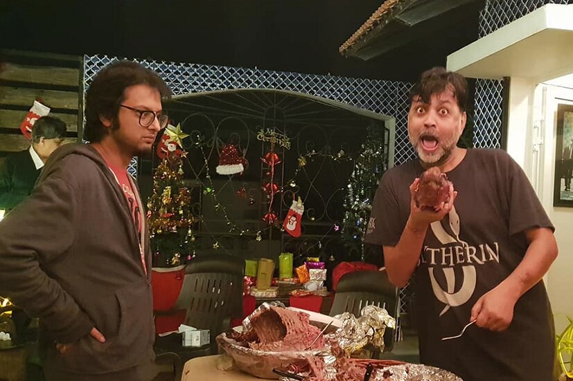 এসেছিলেন টলিউডের পরিচালক থেকে অভিনেতা সকলেই ৷ আয়োজনও ছিল অনেক ৷ দেখুন কী করছেন সৃজিত ৷ Photo Courtesy: Facebook 