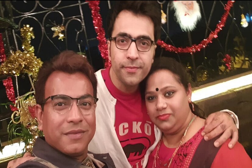 সস্ত্রীক এসেছিলেন আবির ৷ সঙ্গে উপস্থিত রুদ্রনীল ৷ তিনিই তো ছিলেন প্রধান আকর্ষণ ৷ কেন, নিজেরা দেখলেই বুঝবেন ৷ Photo Courtesy: Facebook 