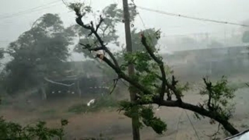 ঘূর্ণিঝড়ের প্রভাবে মুখ ঢেকেছে শীত। দুর্যোগ কাটলেই পারদপতন। আশ্বাস আবহাওয়া দফতরের। এদিন কলকাতার সর্বনিম্ন তাপমাত্রা ১৭.৮ ডিগ্রি ছিল ৷ বুধবার থেকেই জাঁকিয়ে শীত পড়বে, পূর্বাভাস আলিপুর আবহাওয়া দফতরের ৷ 