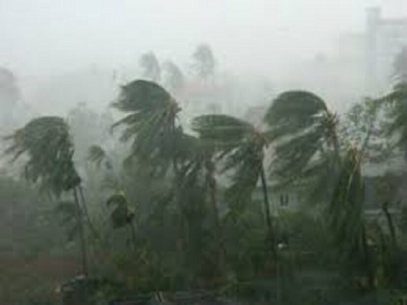 চেন্নাই থেকে পূর্ব ও দক্ষিণ-পূর্বে একটু একটু করে পেশি ফোলাচ্ছে ঘূর্ণিঝড় ফেতাই ৷  শক্তি বাড়িয়ে সে ধেয়ে আসছে উপকূলের দিকে ৷  আজই সেই ঝড় আছড়ে পড়তে পারে উপকূলে ৷ অন্ধ্রের মছলিপত্তনম ও কাঁকিনাড়ায় ঝড় আছড়ে পড়তে চলেছে ৷ ফেতাইয়ের জেরেই আবহাওয়ায় এমন ঘোরবদল। ফলে, বৃষ্টি চলবে আগামী কয়েকদিন।