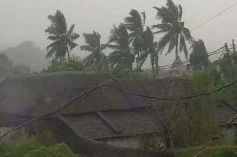 রবিবার পর্যন্ত শহরে দেখা মেলেনি শীতের ৷ পূর্বাভাস অনুযায়ী মঙ্গলবার পর্যন্ত গাঙ্গেয় পশ্চিমবঙ্গে বৃষ্টির সম্ভাবনা। বঙ্গোসাগরে একটু একটু করে শক্তিশালী হচ্ছে ঘূর্ণিঝড় ফেতাই। তার জেরেই আবহাওয়ার এমন খামখেয়ালিপনা। দুর্যোগ কাটলেই তাপমাত্রা নামবে বলে জানিয়েছে আবহাওয়া দফতর।