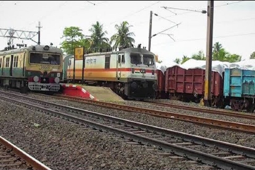 এছাড়াও ২৬-১২-২০১৮ থেকে ২৭-১২-২০১৮ বাতিল থাকবে ট্রেন নং ৩৬৮১১ ৷ ৩৬৮১৩ ট্রেনটি ভোর ০৪.৫৫ পরিবর্তে সকাল ৫.০৫ মিনিটে হাওড়া স্টেশন ছাড়বে ৷ প্রতীকী ছবি ৷