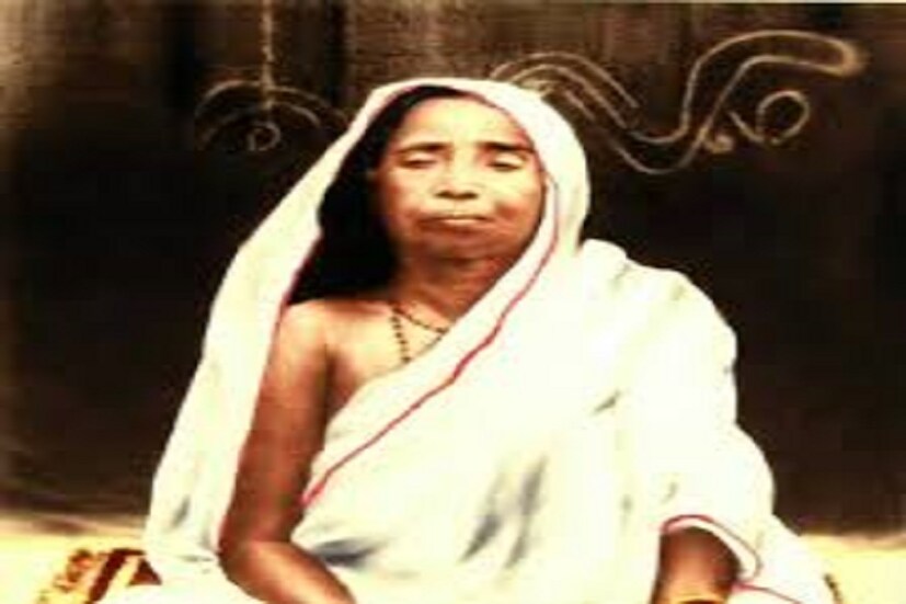 কানের অলঙ্কার অর্থাৎ সুন্দর সুন্দর কথা শুনে জীবনের বিভিন্ন প্রান্তে সেই কথা অনুযায়ী কাজ করতে দুর্বলের সেবায় জীবন অতিবাহিত করার কথা মা সব সময়েই বলে গিয়েছেন ৷ ছবি সংগৃহীত ৷  