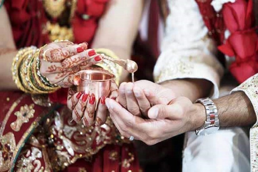 ভালবাসার কোনও জাতপাত নেই ৷ ভালবাসা তো অন্ধ হয় ৷ সময় বদলেছে, বদলেছে মানসিকতা, তবে আজও ভালবাসার রসায়ন একই রয়েছে ৷ প্রতীকী ছবি ৷ 