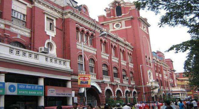 সেই তোড়জোড়ও শুরু হয়ে গিয়েছে৷ জমির বিষয়ে রেল ও কলকাতা বন্দরের সঙ্গে আলোচনা চালাচ্ছে পুরসভা৷ জানা গিয়েছে, পুরসভার অব্যবহৃত জমি নেওয়া হবে৷ সেই জমিতে গাছ লাগিয়ে তৈরি করা হবে অরণ্য৷ 