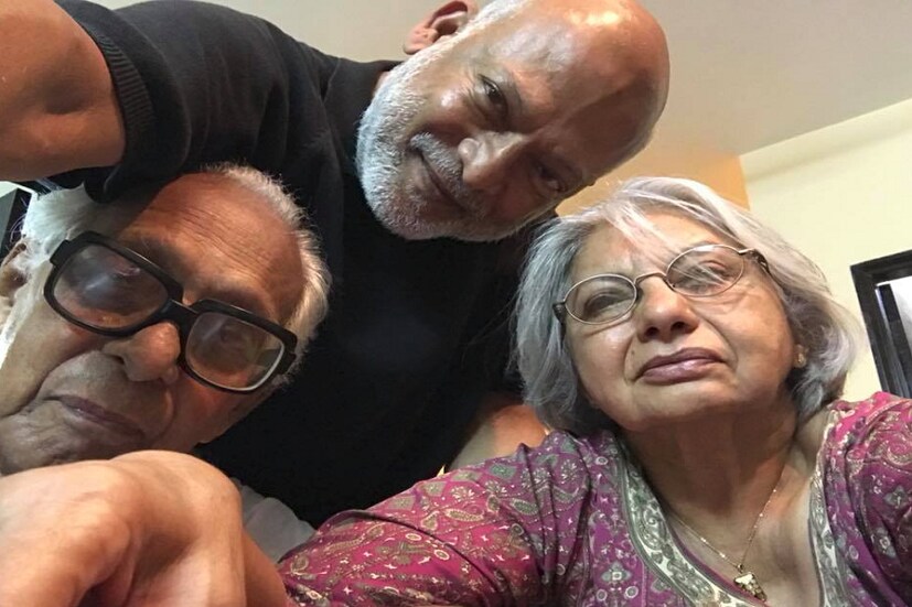 বয়স হয়েছিল অনেক ৷ বার্ধক্যজনিত সমস্যাও ছিল বিস্তর ৷ তাও যেন নতুন কিছুর খোঁজে তিনি ছিলেন সবসময় ৷ লেন্সের মাধ্যমে যিনি একের পর এক জীবনের কথা তুলে ধরেছেন, তিনিই স্মার্টফোনের লেন্সের সঙ্গে সরগর হচ্ছেন ৷ ছেলের তোলা সেলফি সেই কথাই বলছে ৷ Photo Courtesy: Facebook :Kunal Sen (Mrinal Sen's Son)