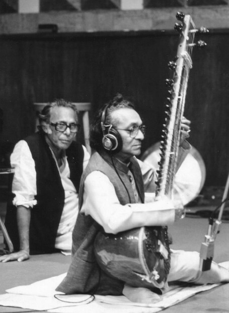 বিস্তর তাঁর কাজ ৷ সীমাহীন সেই সেই কাজে তিনি পাশে পেয়েছেন অন্য শিল্পীদেরও ৷ তাঁর ছবি জেনেসিস সুর দিয়েছিলেন পণ্ডিত রবি শঙ্কর ৷ Photo Courtesy: Facebook :Kunal Sen (Mrinal Sen's Son)