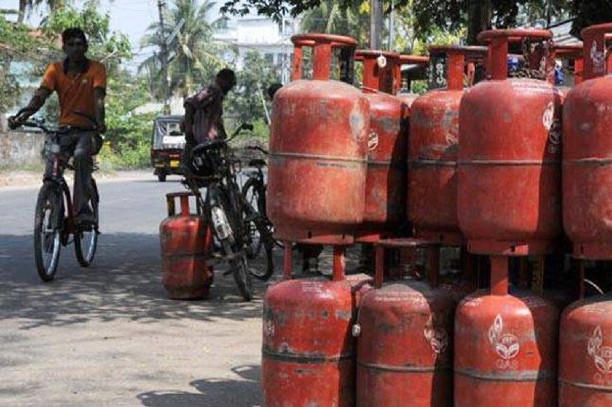 আন্তর্জাতিক বাজারে LPG-র দামে পতনেই পতন এসেছে রান্নার গ্যাসের দামেও ৷ শুক্রবার মধ্যরাত থেকেই এই পরিবর্তিত দাম কার্যকর হয়েছে ৷ প্রতীকী ছবি ৷ প্রতীকী ছবি ৷ আন্তর্জাতিক বাজারে LPG-র দামে পতনেই পতন এসেছে রান্নার গ্যাসের দামেও ৷ শুক্রবার মধ্যরাত থেকেই এই পরিবর্তিত দাম কার্যকর হয়েছে ৷ প্রতীকী ছবি ৷ প্রতীকী ছবি ৷