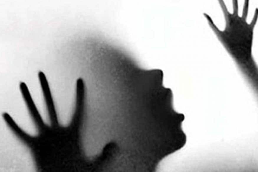মেয়েটি যখন তাঁকে বাধা দেয় তখন তিনি তাঁকে প্রাণে মেরে দেবেন ৷ এরপর সে বাড়ির বড়দের জানিয়ে দেবে বললে তাঁকে নিয়মিত যন্ত্রণা দেওয়া শুরু করেন ৷ ১৬ নভেম্বর মেয়েটি শেষ হুমকি দেয় তাতেও কাজ না হওয়ায় ২৩ নভেম্বর নিজের মাকে পুরো বিষয়টি জানায় মেয়েটি ৷ মেয়েটি যখন তাঁকে বাধা দেয় তখন তিনি তাঁকে প্রাণে মেরে দেবেন ৷ এরপর সে বাড়ির বড়দের জানিয়ে দেবে বললে তাঁকে নিয়মিত যন্ত্রণা দেওয়া শুরু করেন ৷ ১৬ নভেম্বর মেয়েটি শেষ হুমকি দেয় তাতেও কাজ না হওয়ায় ২৩ নভেম্বর নিজের মাকে পুরো বিষয়টি জানায় মেয়েটি ৷