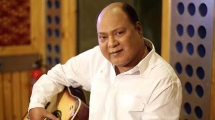 প্রয়াত সংগীত শিল্পী মহম্মদ আজিজ। চৌষট্টি বছর বয়সে হৃদরোগে আক্রাম্ত হয়ে মৃত্যু মুম্বইয়ের নানবতী হাসপাতালে। হিন্দি ছাড়াও বাংলাসহ বিভিন্ন আঞ্চলিক ভাষায় বহু স্মরণীয় গান গেয়েছিলেন মহম্মদ আজিজ।