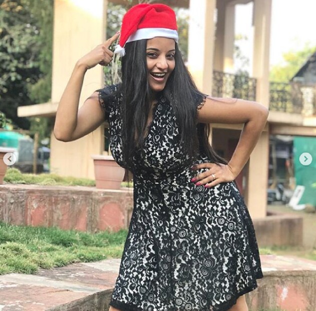 ক্রিসমাস থেকে নিউইয়ার, এই সময়টা খোশ মেজাজেই থাকতে পছন্দ করেন সকলে ৷ কারণ পুরনো বছরকে বিদায় জানিয়ে নতুন বছরকে নতুনভাবে স্বাগত জানাতে তৈরি থাকেন সবাই ৷ মোনালিসাও সেই মুডে ৷ Photo Courtesy: Instagram 