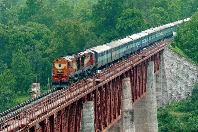 ইচ্ছুক প্রার্থীদের বিজ্ঞপ্তির জন্য www.indianrailways.gov.in. এই ওয়েবসাইটে চোখ রাখতে অনুরোধ করা হচ্ছে ৷ মনে করা হচ্ছে ইংরেজি নতুন বছরের উপহার হিসাবেই এই বিরাট কর্ম নিয়োগের বিজ্ঞপ্তি দিতে চলেছে ভারতীয় রেল ৷ প্রতীকী ছবি ৷ 