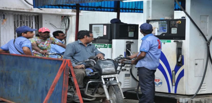আন্তর্জাতিক বাজারে অপরিশোধিত তেলের দামের উপরও নির্ভর করে পেট্রোল-ডিজেলের দাম ৷ ডলারের তুলনায় টাকার দাম পড়ে গেলে তেল এক্সপোর্ট করার সময় বেশি টাকা লাগে ৷ ভারতে প্রায় ৮০ শতাংশ তেল এক্সপোর্ট করা হয়ে থাকে ৷