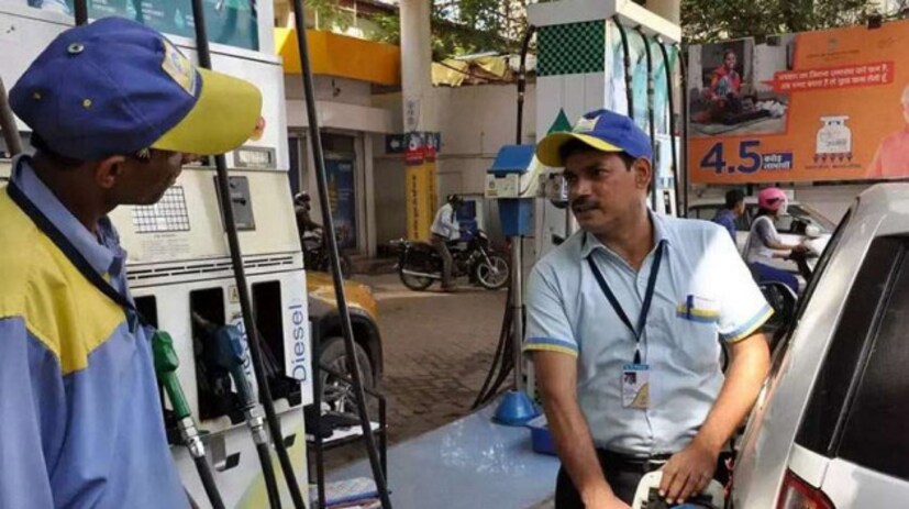 গত কয়েকদিনে লাগাতার দাম কমেছে অপরিশোধিত তেলের ৷ এর জেরেই দাম কমেছে পেট্রোল ও ডিজেলের ৷ লিবিয়া সম্প্রতি অপরিশোধিত তেলের উৎপাদন বাড়িয়েছে ৷ এর জেরে অনেকটাই দাম কমেছে অপরিশোধিত তেলের ৷ আন্তর্জাতিক বাজারে অপরিশোধিত তেলের দাম প্রায় ৪০ শতাংশ কমে গিয়েছে ৷ অক্টোবরে যেখানে এক ব্যারেল অপরিশোধিত তেলের দাম ৮৪ ডলার ছিল ৷ সেখানে দাম কমে এক ব্যারেল অপরিশোধিত তেলের দাম হয়েছে ৫৮ ডলার ৷