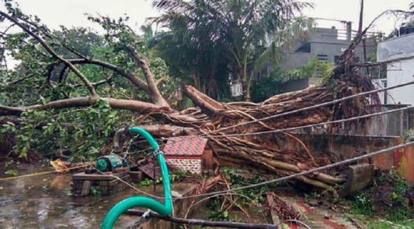 বঙ্গোপসাগরে সৃষ্টি হওয়া ওই ঘূর্ণিঝড়ের প্রভাবে ওড়িশা ও দক্ষিণবঙ্গের বিভিন্ন জেলায় প্রবল বৃষ্টির সম্ভাবনা রয়েছে বলে জানিয়েছিল দিল্লির হাওয়া অফিস। গতকাল থেকে বিভিন্ন জেলায় বৃষ্টি শুরু হয়ে গিয়েছে । উপকূলবর্তী জেলাগুলিতে বাড়বে দুর্যোগ। দিনভর একই থাকবে আবহাওয়া।