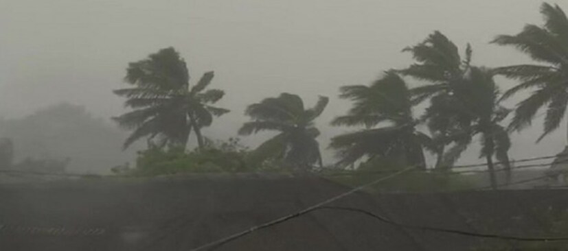 মঙ্গলবার পর্যন্ত গাঙ্গেয় পশ্চিমবঙ্গে বৃষ্টির সম্ভাবনা। বঙ্গোসাগরে একটু একটু করে শক্তিশালী হচ্ছে ঘূর্ণিঝড় ফেতাই। তার জেরেই আবহাওয়ার এমন খামখেয়ালিপনা। দুর্যোগ কাটলেই তাপমাত্রা নামবে বলে জানিয়েছে আবহাওয়া দফতর।