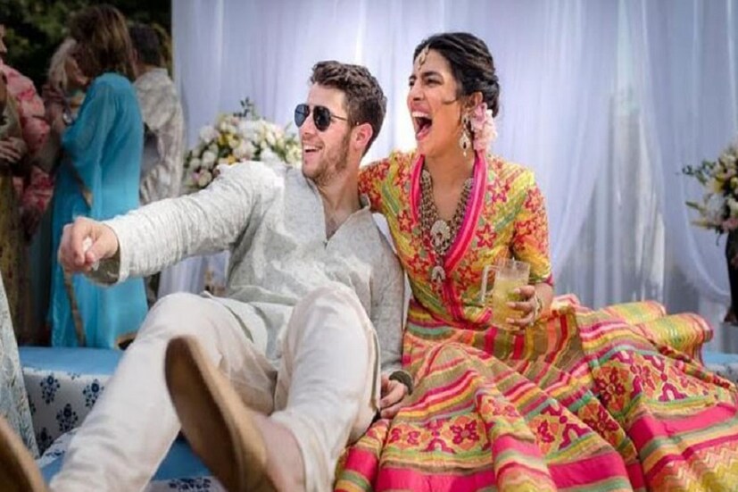 মার্কিন প্রতিবেদনে প্রিয়াঙ্কাকে বলা হয়েছে প্রতারক ও স্ক্যাম আর্টিস্ট৷ বিয়ের সময় নাকি প্রিয়াঙ্কা জানতেও চাননি নিক ঘোড়ায় চড়তে চান কিনা৷ জোর করেই তাকে ঘোড়ায় চড়িয়েছেন৷ নিক ঘোড়ায় চড়ে পালিয়ে গেলেন না কেন?