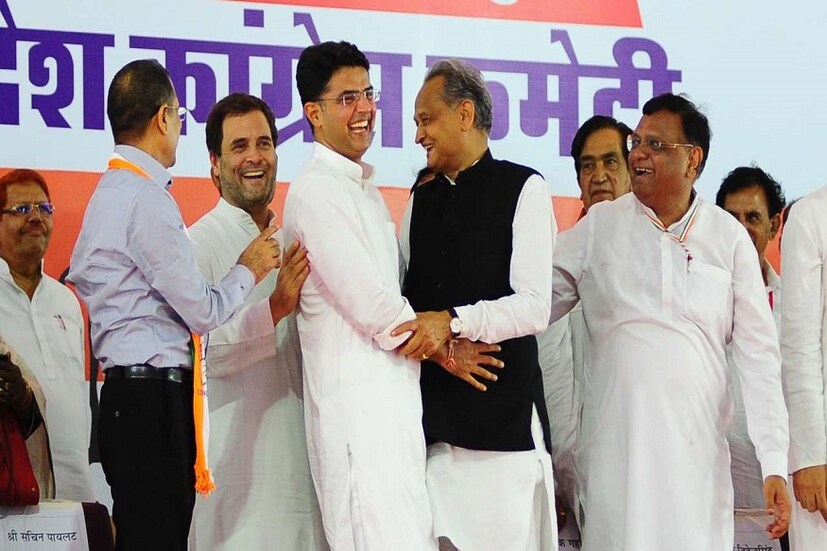গান্ধি পরিবারের প্রতি সাতষট্টি বছরের গেহলতের আনুগত্য প্রশ্নাতীত। ইন্দিরা গান্ধি থেকে সনিয়া হয়ে রাহুল। প্রসঙ্গত, নরসিমহা রাও এর মন্ত্রীসভার সদস্যও ছিলেন গেহলত । যোধপুর থেকে প্রথমবার ভোটে লড়ার টিকিট গেহলতকে দিয়েছিলেন সঞ্জয় গান্ধি।  গান্ধি পরিবারের সব প্রজন্মের কাছে গেহলতের সমান গ্রহণযোগ্যতা। রাজস্থানের ‘গান্ধি’ হিসাবে পরিচিত গেহলত চলতি বছরে গুজরাত এবং কর্নাটক ভোটে সাংগঠনিক দক্ষতার পরিচয় দেন। (ছবি: সংগৃহীত)