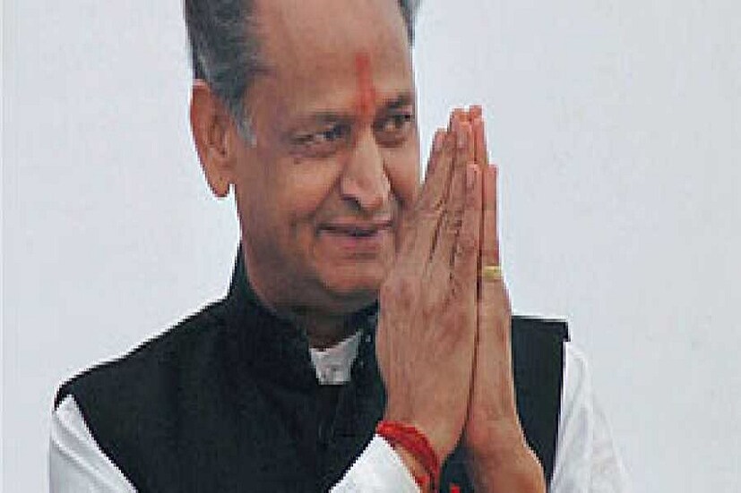২০০৮ সালে প্রবল বিক্ষোভ হলেও গেহলতকে বেছেছিলেন সোনিয়া। রাজস্থানে এর আগেও দুবার মুখ্যমন্ত্রীত্ব সামলেছেন গেহলত । তাই তারুণ্যের তুলনায় অভিজ্ঞতাকেই  বেশি গুরুত্ব দেওয়া সমিচীন বলে মনে করেছেন রাহুল। তবে তারুণ্যের ভারসাম্য রাখতে উপমুখমন্ত্রী পদে সচিন পাইলটকে দায়িত্ব দিয়েছেন কংগ্রেস সুপ্রিমো । (ছবি: সংগৃহীত)