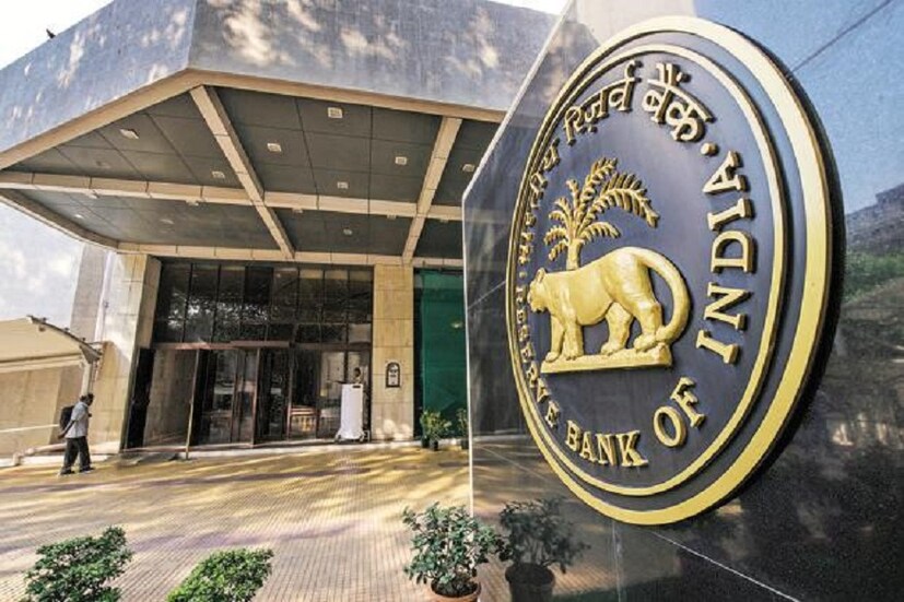 RBI এর নয়া নির্দেশিকার অপেক্ষায় আপাতত সমস্ত ব্যাঙ্ক ৷ সুপ্রিম কোর্টের নির্দেশের পরে আধার আর ব্যাঙ্ক অ্যাকাউন্টের ক্ষেত্রে আবশ্যক নয় ৷ তাই বিকল্প কোন পথে হাঁটে RBI সেটাই এখন দেখার বিষয় ৷ প্রতীকী ছবি ৷  