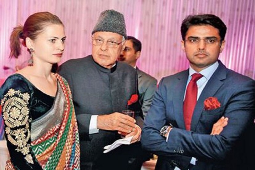 এখানেই শেষ নয়, পিসেমশাই গুলাম মহম্মদ শাহ ছিলেন জম্মু-কাশ্মীরের প্রাক্তন মুখ্যমন্ত্রী৷ ঠাকুরদা শেখ আবদুল্লাহ ছিলেন জম্মু-কাশ্মীরের মুখ্যমন্ত্রী৷