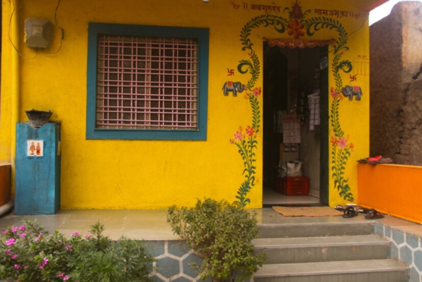 • এমন জায়গা রয়েছে এই দেশেই ৷ মুম্বাইয়ের মহারাষ্ট্রের প্রত্যন্ত একটি গ্রাম। আহমেদনগর থেকে ৩৫ কিমি দূরের সেই গ্রামের ‌নাম শনি শিঙ্গনাপুর। বসবাস করেন প্রায় পাঁচ হাজার মানুষ। কিন্তু এখানকার কোনও ঘরেই কোনও দরজার ব্যবস্থা নেই ৷