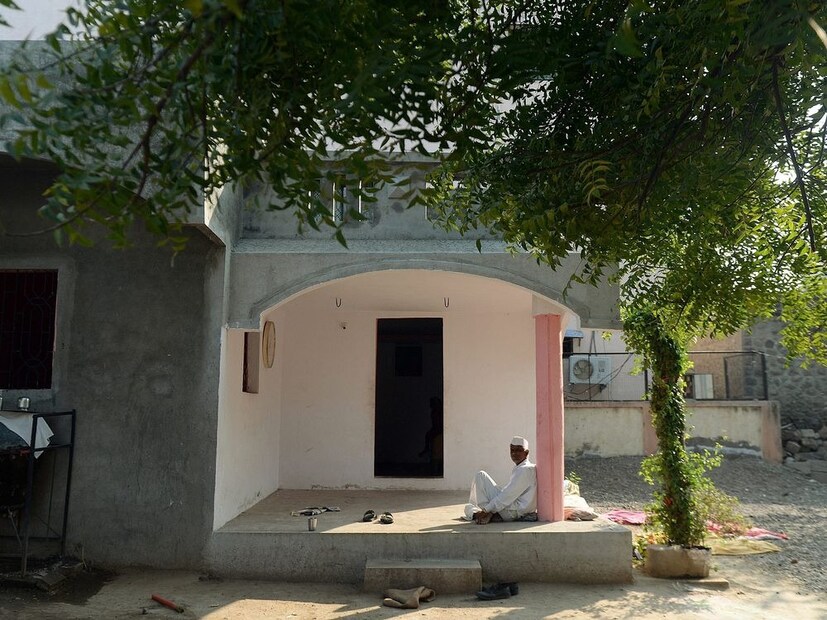 •  প্রায় ৩০০ বছর ধরে এই রীতি মেনে চলছেন এঁরা ৷