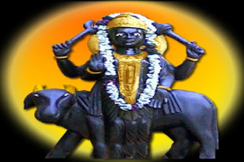 ধোয়া পোশাক পরে প্রদীপ জ্বালিয়ে দুই হাত জড় করে বাবার কাছে প্রার্থনা করতে হয় ৷ কঠিন সময় থেকে বার করার মিনতি বারেবারে করতে হয় ৷ ছবি সংগৃহীত ৷  