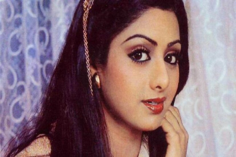 ২০১৮ এর শুরুর দিকেই শ্রীহীন হয়ে পড়ল বলিউড ৷ চির বিদায় নিলেন বলিউডের রূপ কি রানি ৷ ২০১৮ সালের ২৫ ফেব্রুয়ারি গভীর রাতে হৃদরোগে আক্রান্ত হয়ে শেষ নিঃশ্বাস ত্যাগ করলেন বলিউডের প্রথম ফিমেল সুপারস্টার শ্রীদেবী । দুবাইয়ে  আত্মীয় অভিনেতা মোহিত মারওয়ার বিয়ের অনুষ্ঠানে অংশ নিতে গিয়েছিলেন শ্রীদেবী। সেখানেই  মাত্র ৫৪ বছর বয়সে হৃদরোগে আক্রান্ত হয়ে দুবাইয়ে অকাল প্রয়াণ বলিউড অভিনেত্রী শ্রীদেবীর। 