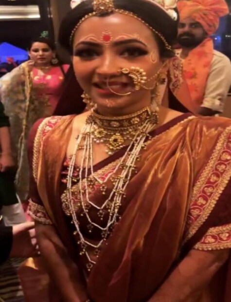 ১৩ ডিসেম্বর ছিল ডি ডে৷ এদিন পুরো বেনারসি শাড়ি. কপালে চন্দন, মাথায় শোলার মুকুটে বাঙালি কনের সাজে বিয়ের পিঁড়িতে বসেন শ্বেতা৷