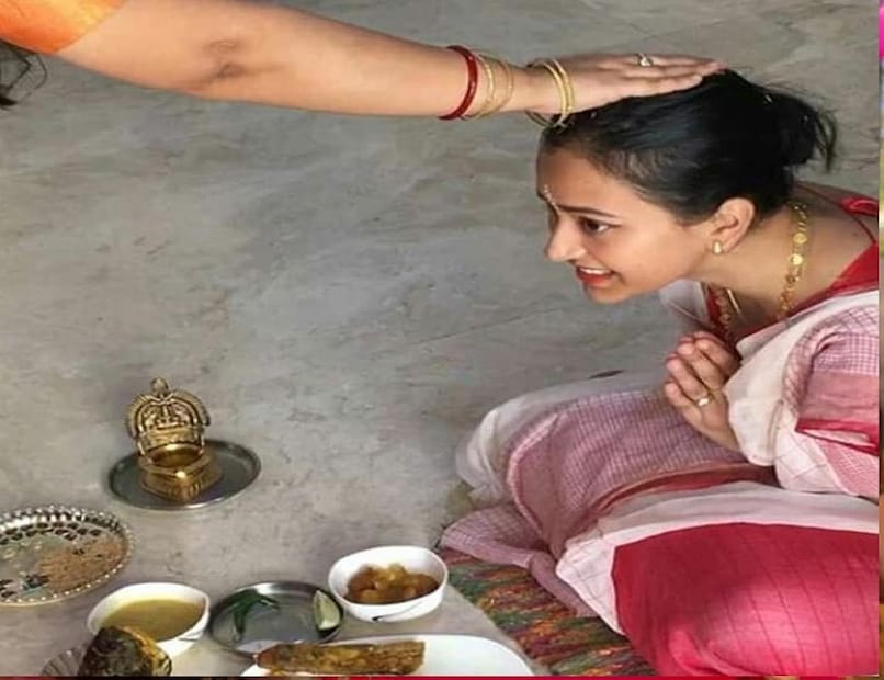 বাঙালি মেয়ে শ্বেতা বিয়ে করেছেন একেবারে বাঙালি রীতি মেনে৷ লাল পাড় সাদা শাড়িতে বাঙালি সাজে আইবুড়ো ভাত খেয়ে শুরু করেন বিয়ের অনুষ্ঠান৷