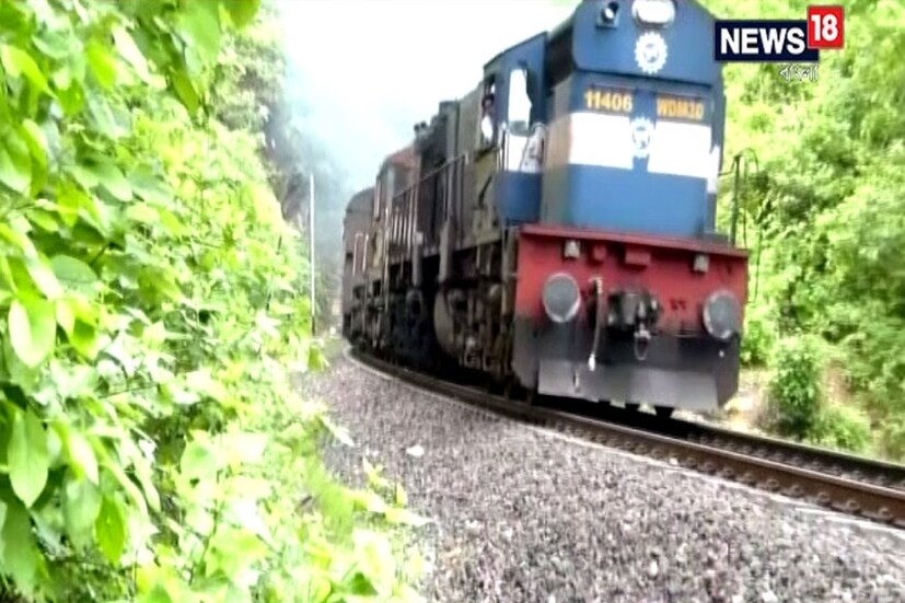 তবে, এবার থেকে আর এতক্ষণ অপেক্ষা করার কোনও প্রয়োজন পড়বে না ৷ কারণ ভারতীয় রেলের তরফ থেকে প্রতিটি টিকিট পরীক্ষককে একটি করে ট্যাবলেট দেবে ৷ যার মাধ্যমে টিকিট কনফার্মের বিষয়ে যাত্রীদের কাছে দ্রুত খবর পৌঁছে দেবেন টিকিট পরীক্ষক ৷ 
