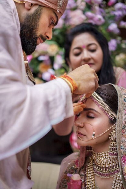 বিয়ের দুটি মাত্র ছবিই পোস্ট করেছিলেন অনুষ্কা ও বিরাট ৷ পরে আরও কিছু ছবি সামনে এসেছিল ৷ কিন্তু মন ভরেনি ভক্তদের ৷   বিবাহ বার্ষিকীতে ভক্তদের সেই ক্ষোভ দূর করে বিয়ের বেশ কিছু ছবি পোস্ট করলেন বিরাট ৷ দেখে নিন সিঁদুরদানের ছবি ৷ Photo Courtesy: Twitter