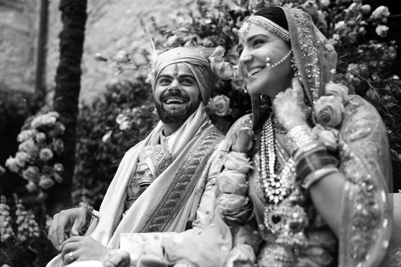 এই মুহূর্তে দারুণ মুডে রয়েছেন বিরাট ৷ অস্ট্রেলিয়ার মাটিতে টেস্টের ঐতিহাসিক জয়ের নজির গড়েছেন ৷ অনুষ্কার ছবি জিরো রিলিজের মুখে ৷ শাহরুখের বিপরীতে আবারও দর্শকদের মন জয় করতে আসছেন তিনি ৷ তবে আপাতত দুজনে রয়েছেন দুজনের সঙ্গে ৷ বিরাটের কাছে অস্ট্রেলিয়া উড়ে গিয়েছেন অনুষ্কা ৷ একান্তে সময় কাটাবেন তাঁরা ৷  Photo Courtesy: Twitter