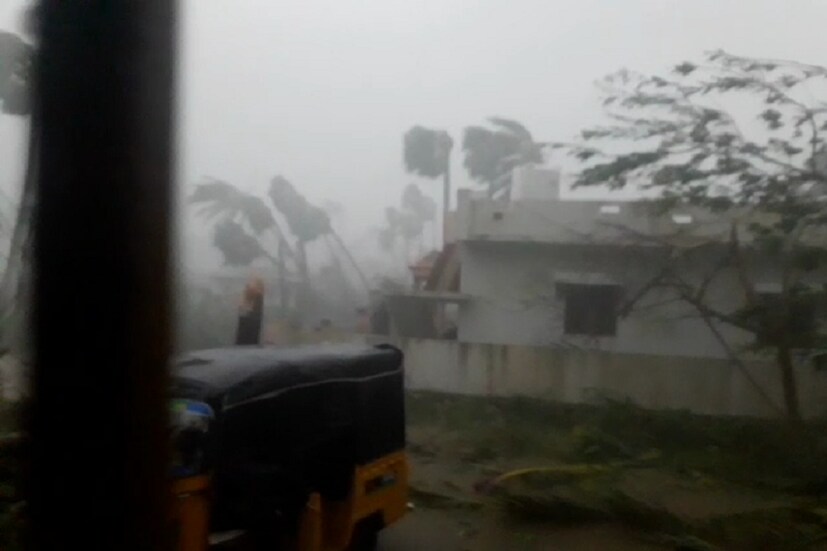 গ্রামের পর গ্রাম নিশ্চিহ্ন হয়ে পড়েছে ৷ স্কুল কলেজে আগাম ছুটি ঘোষণা করেছে অন্ধ্র ও ওড়িশা সরকার ৷ প্রতীকী ছবি ৷ 