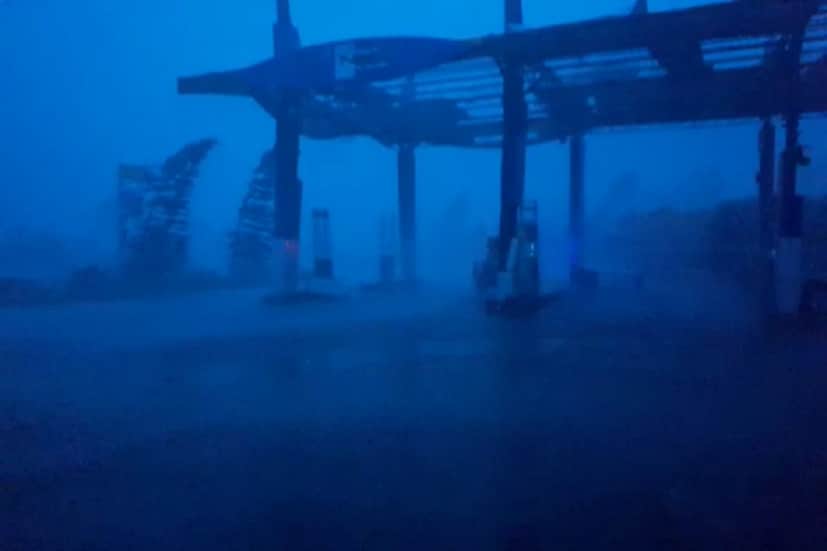১১ অক্টোবর ২০১৮, গোপালপুর-কোলিঙ্গপট্টনমে ভোর সাড়ে ৫ টায় প্রবল বেগে আছড়ে পড়েছিল ভয়ঙ্কর ঘূর্ণিঝড় তিতলি ৷ অন্ধ্রপ্রদেশের পলাসায় ভোর সাড়ে ৪টেয় শক্তিশালী তিতলি আছড়ে পড়েছে ৷ এছাড়াও ওড়িশা উপকূলের গঞ্জাম জেলার গোপালপুরে ৷ ঘণ্টায় ১২৬-১৪০ কিমি বেগে ঝড় শুরু হয়েছে ৷ পরে ঝড়ের গতিবেগ ১৫০ কিমি পর্যন্তও ছিল ৷ ছবি সংগৃহীত ৷